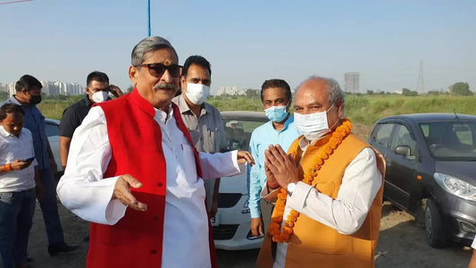 Agriculture Minister Narendra Singh Tomar arrived at an agricultural program organized by RK Sinha, popularly known as Organic Men.